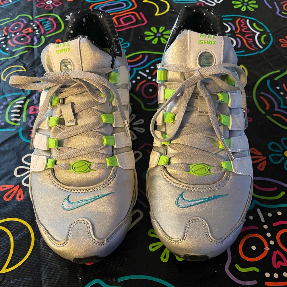 Nike shox womens 6. Worn 1-2 times. Too small. Almost perfect condition.